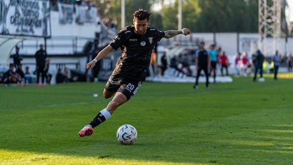 UFC巅峰对决来袭，冠军腰带争夺战一触即发